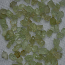 Load image into Gallery viewer, Kiwi Garnet Parcel - 1 to 2 ct. Size Range - 28+ Total Grams