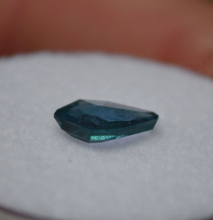 Pierre Kornerupine Chromium 1,27 Carats - Couleur Teal Bleu-violacé, Naturelle, Tanzanie