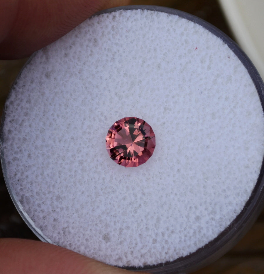 Rubellite tourmaline - Rubaya Mine, DRC - By Abraham Gomez - 0.91 ct.